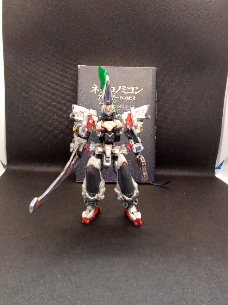 ベースはジェノアス2足と胴体を2mmずつ延長したためやや大型化してます。武装・バルカン・格闘・クトゥグア【試作型】・バルザイの偃月刀【近接・投擲】・ティマイオス・クリティアス・レムリア・インパクト自立できるようにしてありますが、頭部のトサカが重く 各関節が限界両脚部はパテで作ってレジンで補強中空にして軽量化(結局は頭部のカウンターウェイトとして下部分を大型化したため軽量化の意味なし)リューターを購入したので練習しながら製作しています。ジェノアスの腰と脚をみていて「デモンベイン造れるかも・・」と思い付きました。個人的には満足のいく出来です。
