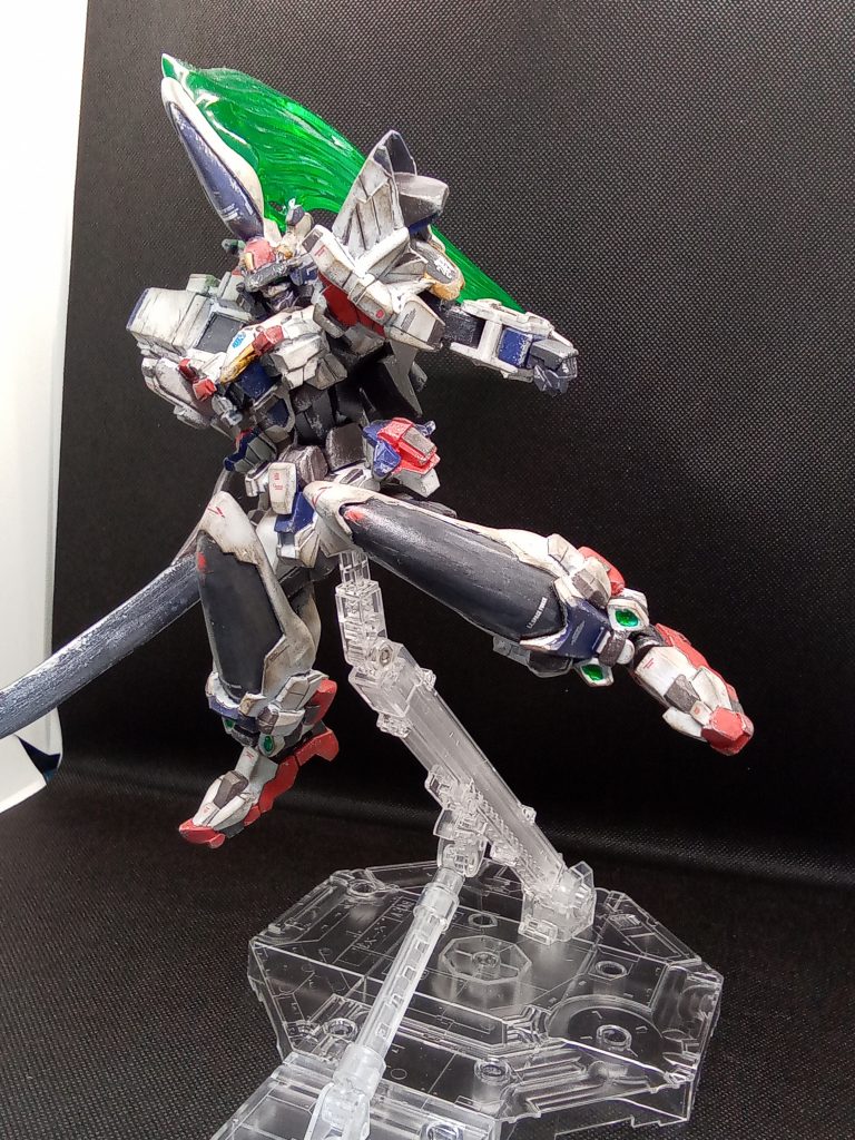 腰と脚が干渉して動かなかったので　干渉していた部分を削って可動域を拡大しかし、重心を下げるために肥大化させた脚パーツティマイオスとクリティアスが重く　ポーズが保持出来ず一応　回し蹴り　のつもり・・