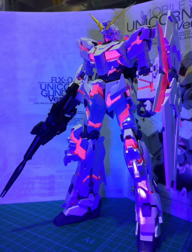 サイコフレームは蛍光で…Youtubeで蛍光塗料にUVライト当てると光るって知って…ビコーン…！