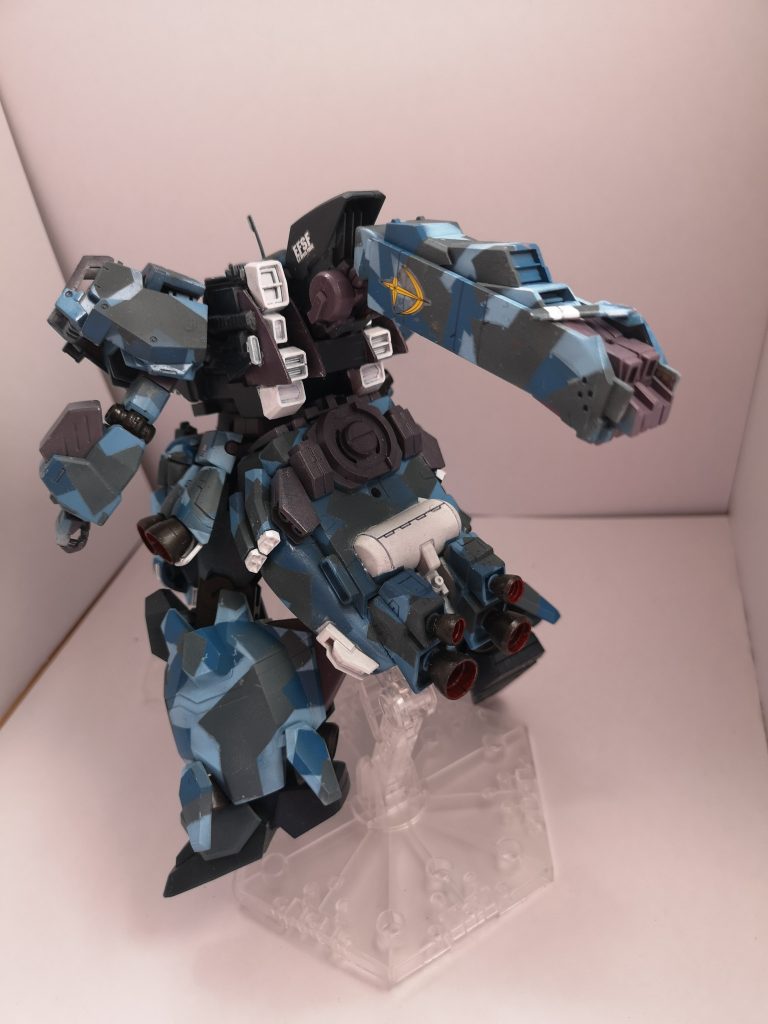 大型のスカートとテールスラスターで機体をぶん回すように、ティターンズ系の機体を参考にしています。 