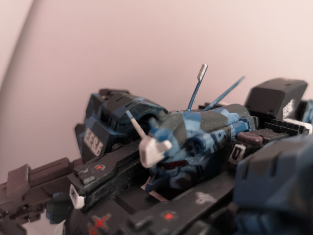 頭部はエイリアンヘッドでアンテナとバルカンを増設してます。目は連邦らしくバイザータイプにしてます。