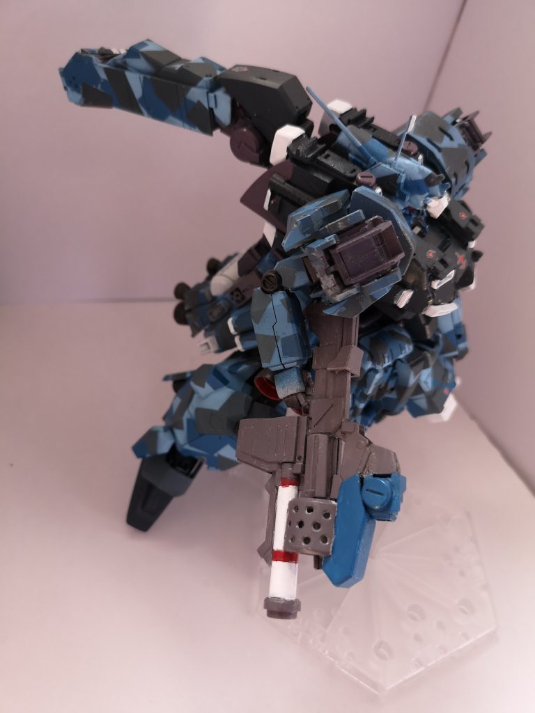 鈍重な見た目でありながら、機動力があり、シンプルな武装でまとめた架空の量産型になったと思います。