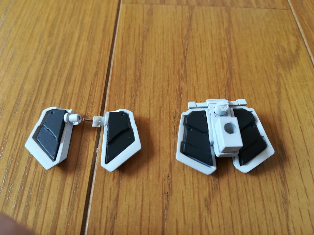腰アーマー裏をプラ板でディテールアップしました。前作には無かった立体感を取り入れてみました。