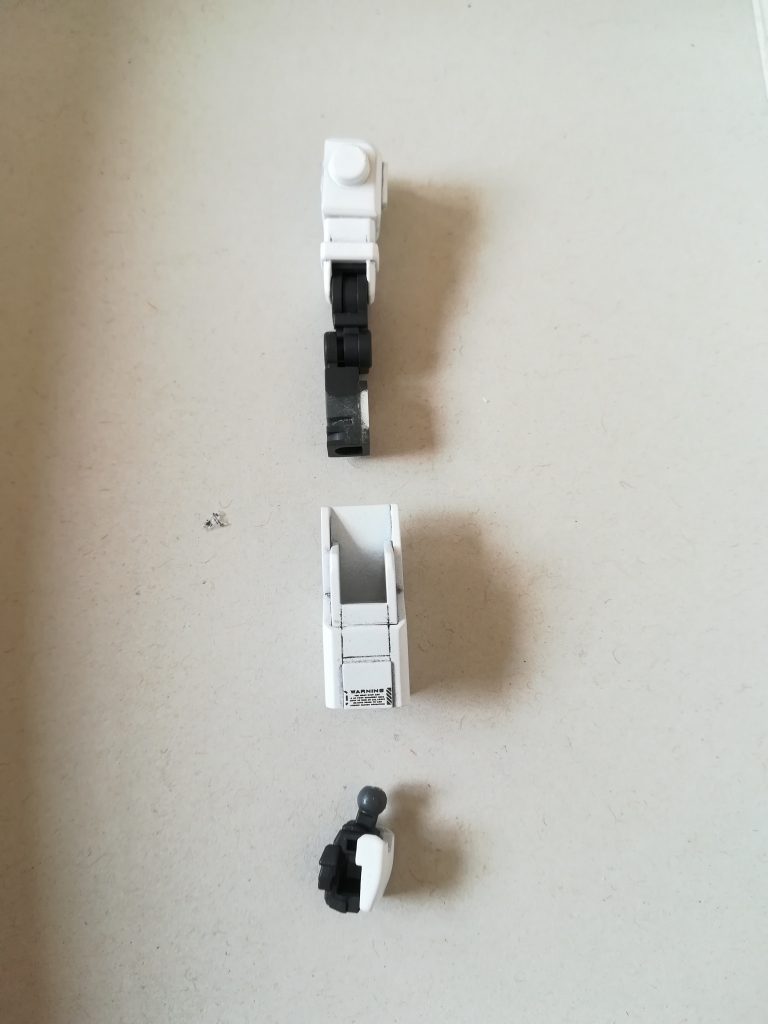 腕の装甲はゲイルストライクのデザインに似せてフルスクラッチしました。装甲内部とフレームに凹凸を作り、はめるだけの仕様です。はめ合いがきついので、組み立てで壊れないかヒヤヒヤしました。ひじ側の接着断面が地層のように多くて表面処理が地獄でした。周辺の面取りもその度に修整が必要で一苦労‥‥