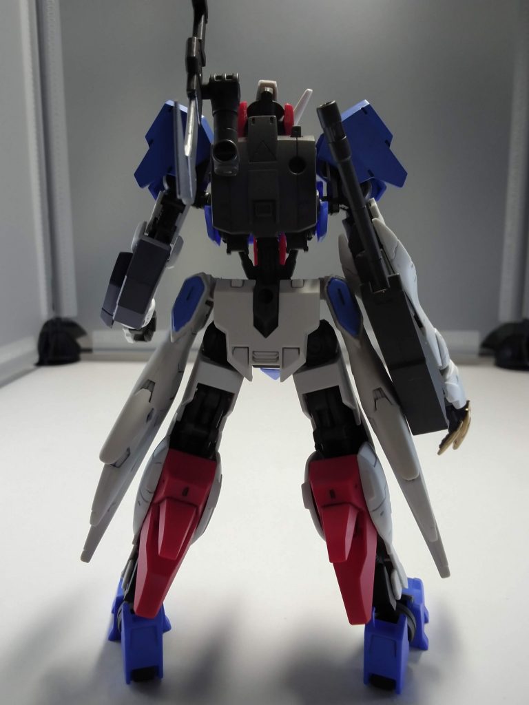 背面バックパックにオプションセット7のアサルトナイフを付けました。