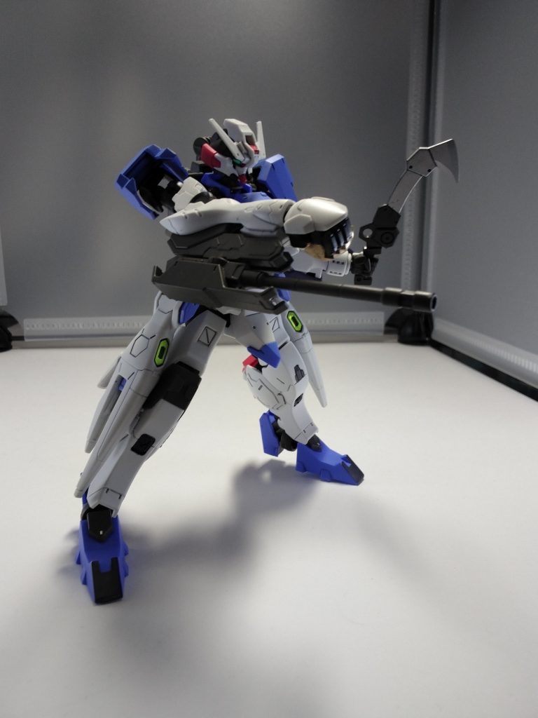 射撃、腕部200mm砲。