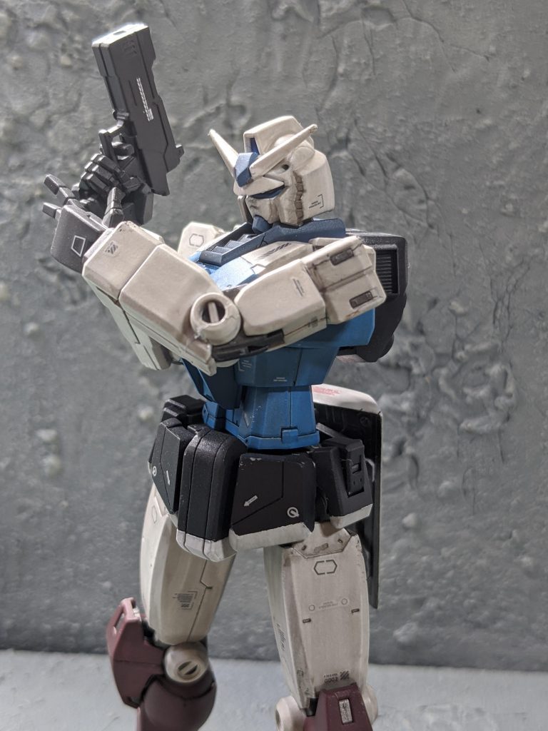 一部パーツにスジ彫りをしたり逆にヒザのモールドを消したりしています。