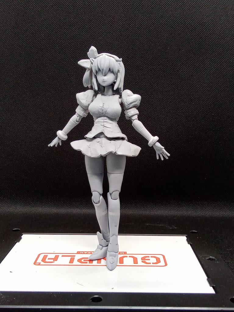 制作開始時の姿今回はショートボブの髪型とスカートの制作練習が目的だったためこれが土台になっていますこの段階だと胴体はくっついています