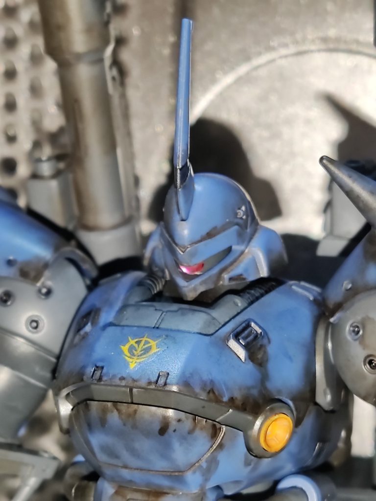 モノアイも100均のデコレーションシールをヤスって、カットを滑らかにしてから貼りました。