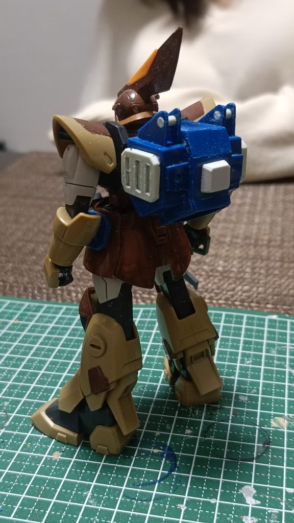 製作途中HGウィンダムのランナーをヘアアイロンで再成型したので青いプラ板です。