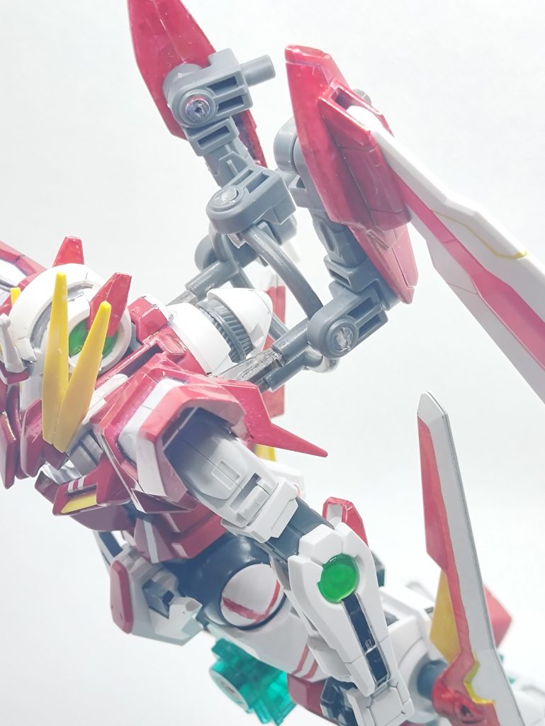 GNドライヴ直結の翼エクシアR2のブースト状態のGNドライヴからのびる爪(?)と同じように3か所から3ミリ棒が飛び出るランナーの丸い部分が奇跡の一致!接地面が小さいのでGNドライヴ側の爪にプラ板を張り付けて太くしましたが、直径3ミリの円3か所で接着してるのでよく外れる撮影後また外れました…いろいろ装備できるように3ミリ軸あるけどまだ武装決めてないのとあまり重くするとまた外れそうなので保留中