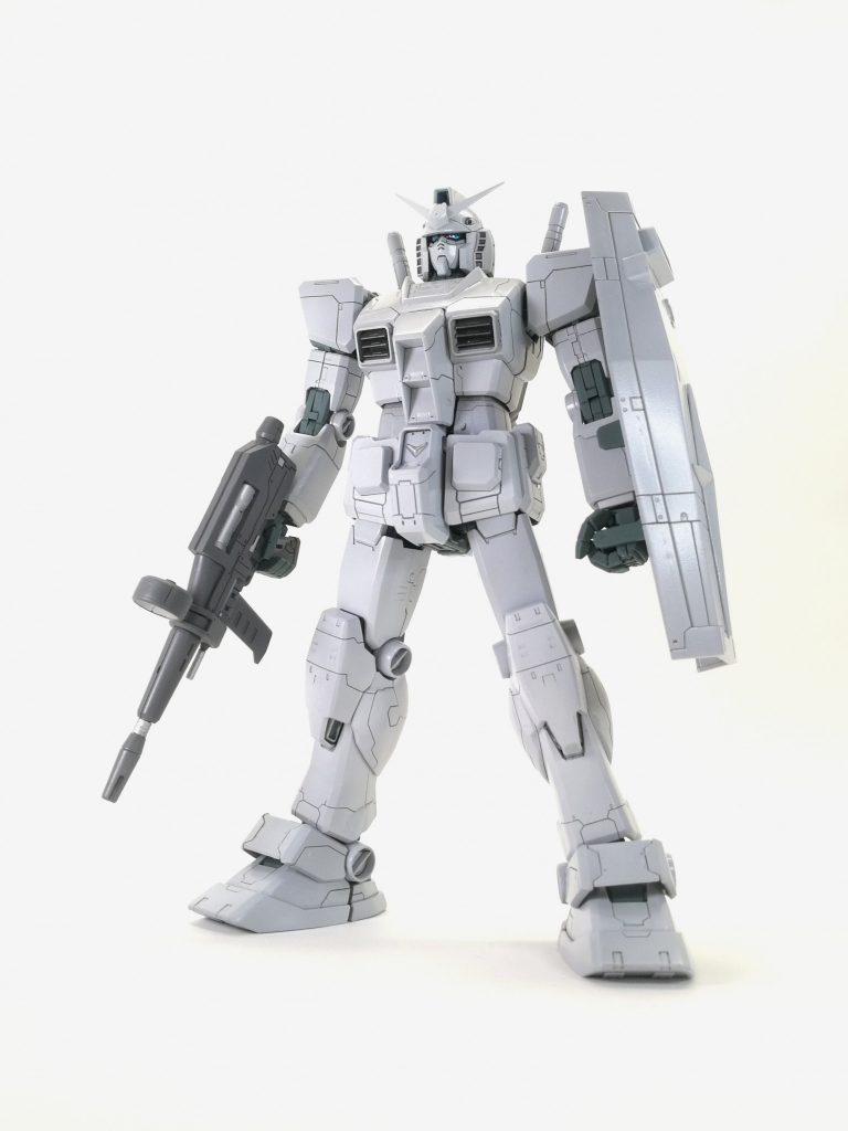 シルバー下地に、今回は限りなく白に近いグレー(の、いつもより黒成分多めver)で塗装　微光沢仕上げいつもの半光沢よりつるつるになるようにして、金属製のメカらしい質感を重視しました