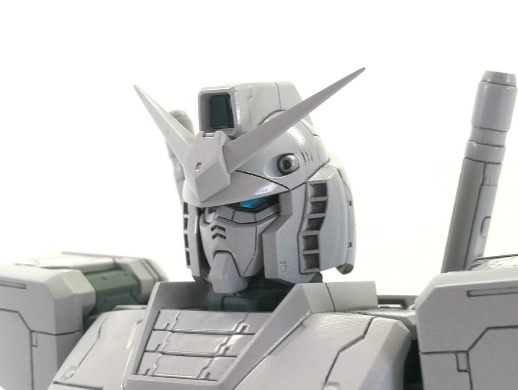 センサーはガイアの蛍光クリアブルーを筆塗り　裏をシルバーで塗るというより、優しくおくように