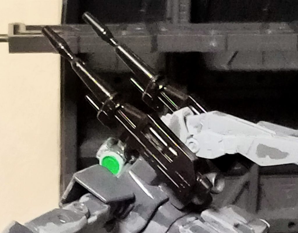 ビームライフルは本来ビームサーベルマウント部に設置。そこからエネルギー供給も可能であり、ドッグファイトが可能である。