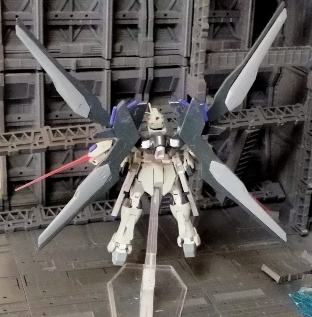 ウィング部を8枚から4枚にオミット。これにより、ドラグーンや起動性関係で汎用性の向上に一役買っている。