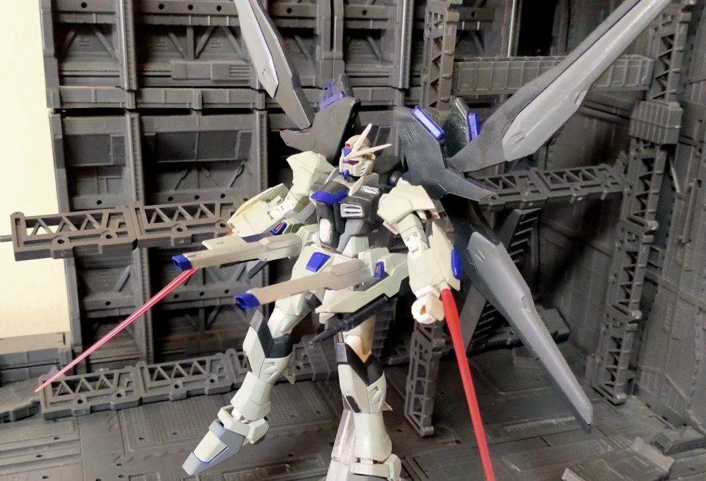 ビームライフル側面ジョイントを加工することで、レールガンに取り付けが可能。このような射撃も可能。