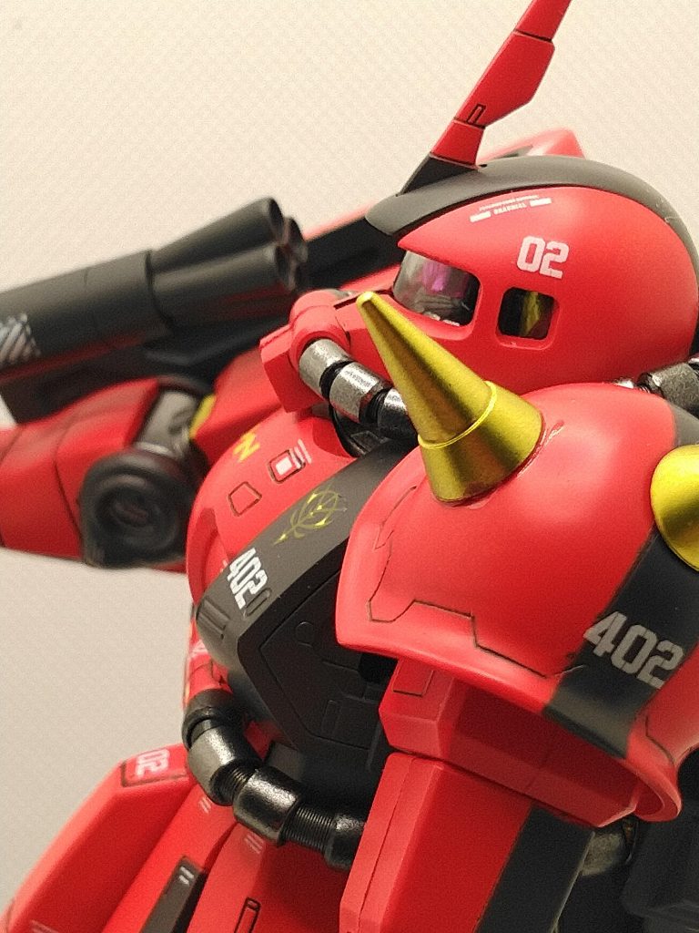 肩アーマーのみ、合わせ目消しをしましたが、いまいちですそして、二の腕にも簡単なスジ彫りをして、塗り分けをしてみました