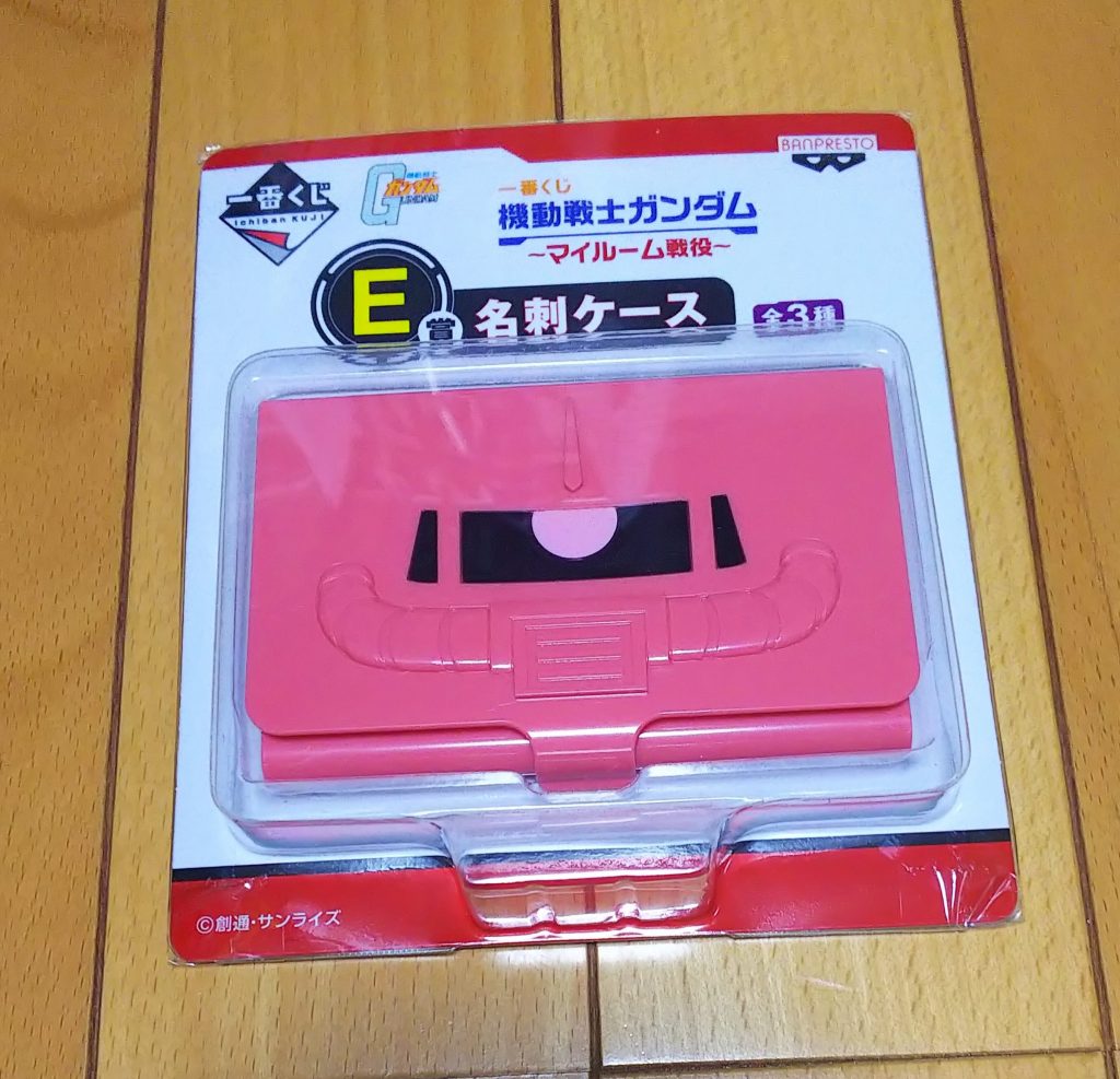 台座は一番くじの名刺入れを加工して塗装。