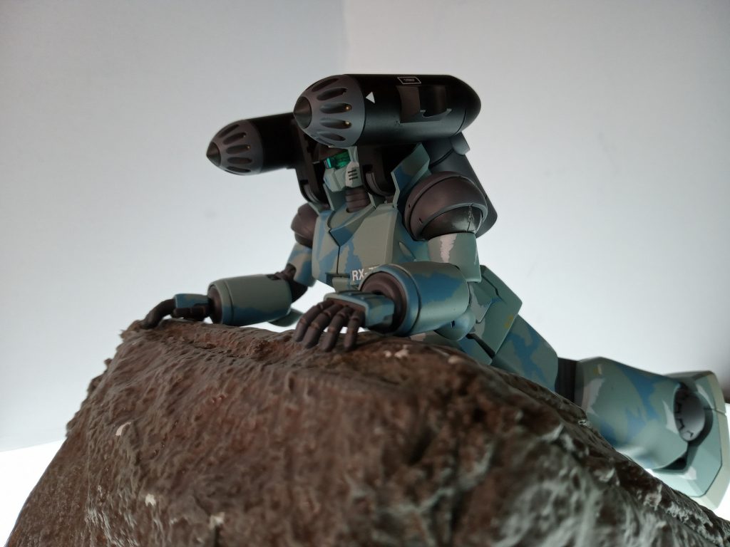 この、岩場から寝そべり砲撃する。　この場面が撮りたくて本体を乗せる岩場、台座を初めてを作りました。