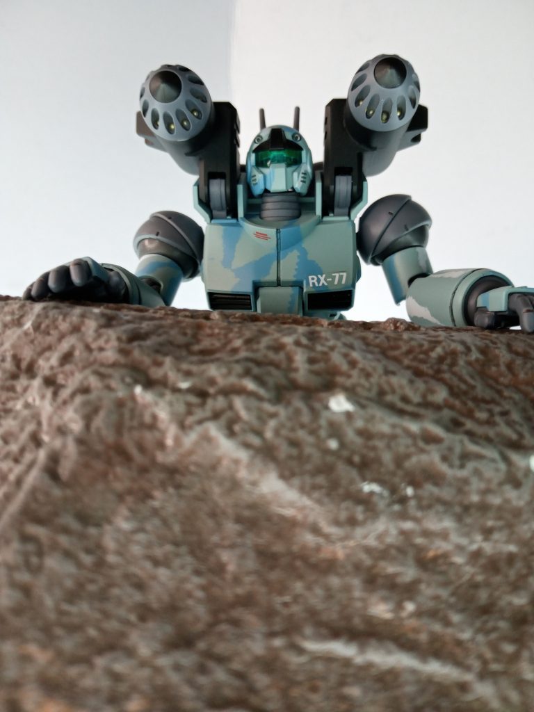 メインのボディカラーと、迷彩色は構想どおりかなと。ただ差し色としていれた頭部や胸部の黒はコレで良かったのか？悪くは無いですが、他の色も、、、色の合わせ方は難しいですね。