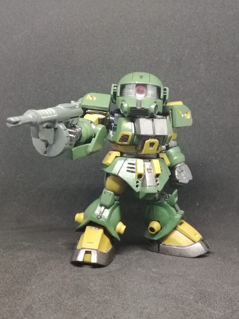 100mmマシンガンも数年の時を経て完成。クロスシルエットザクのマシンガンを加工したものに、クロスシルエットガンダムのビームライフルのバレル下部パーツを切り取って据え付けました。