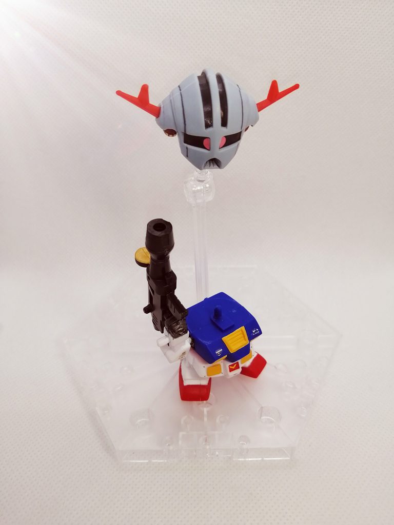 頭部を外せば、ラストシューティングのシーンを再現可能です。このジオング、何となくガンダムと並べてみたくて買ったのですが、シンプルな作りのわりに造形がしっかりしていて、思った以上に良いキットだと思います。値段も440円とお手頃なので、皆さんも見かけたら、一度手にしてみてはいかがでしょうか。
