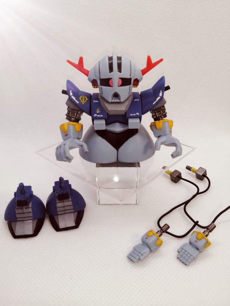 このGジェネ版ジオングは、BB戦士No,16のジオングにいくつかのパーツを追加した、リデコキットとなっています。特に新規で追加された腕パーツは、旧キットに比べ大型化されており、なかなか迫力があります。
