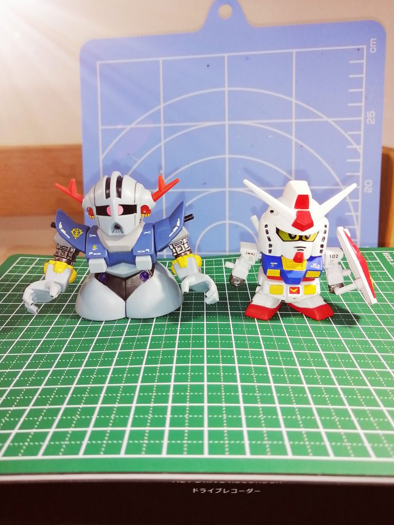 通常の形態でRX-78と並べてみました。やや頭身は違いますが、だいたい背丈は同じくらいでしょうか(いちおうRX-78の方は1mmほど足の付け根を延長しているので、そのせいかも)。