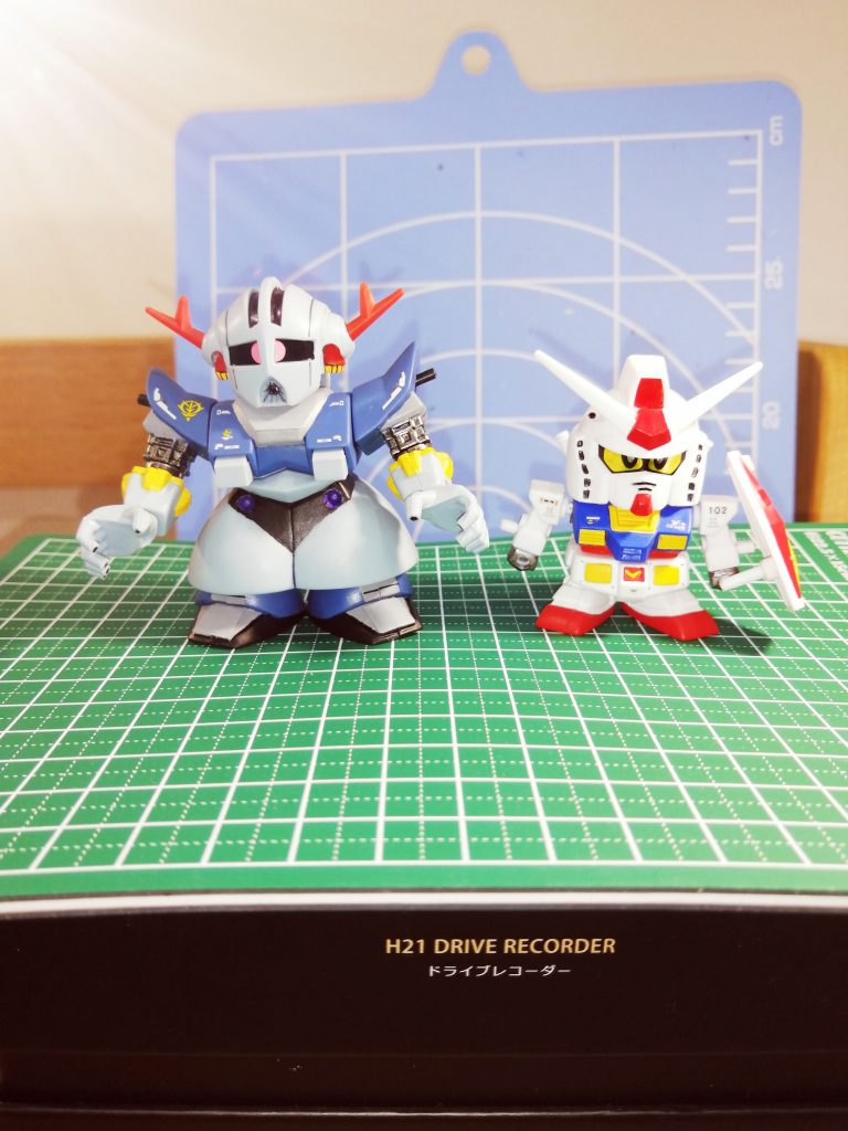 パーフェクト形態にすると、少し大きくなって迫力がでますね。うーん、こうなったらパーフェクトガンダムのキットも買ってしまおうか・・・また積みプラが増えそうだなぁ。