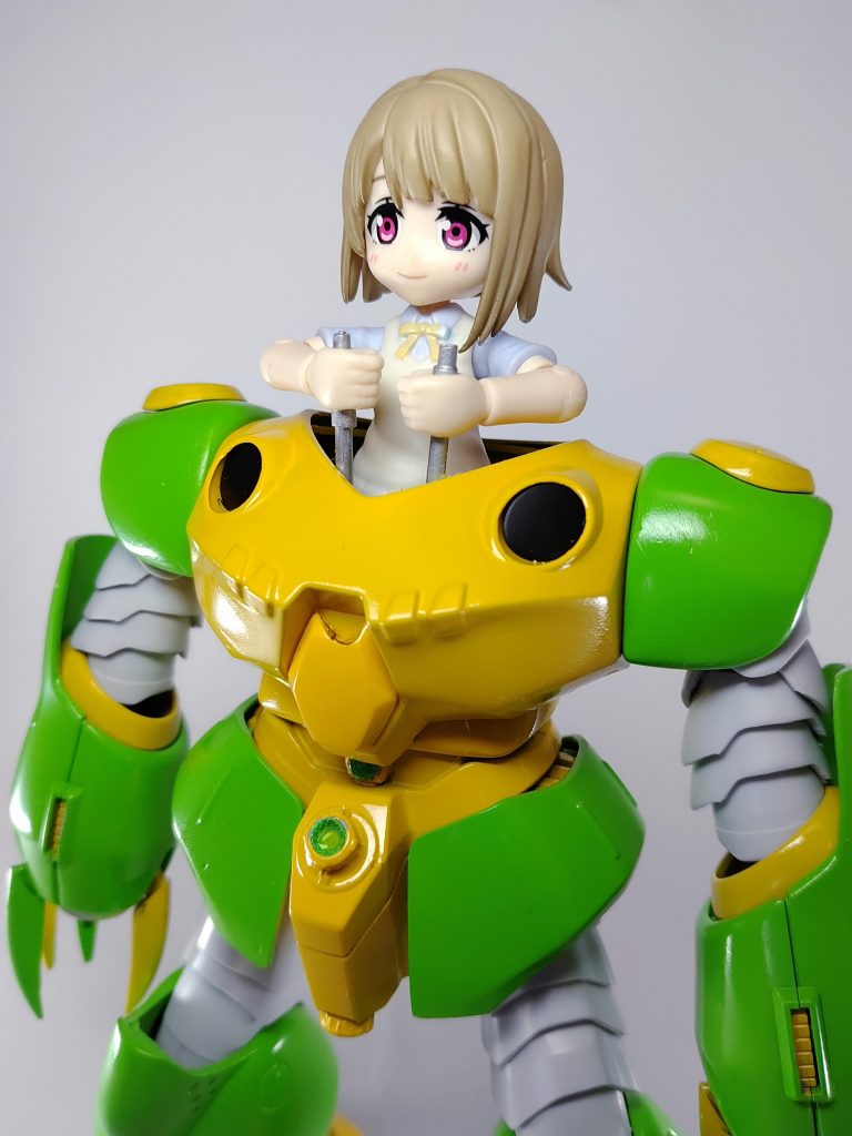 操縦はパイロットが直接頭部コックピットへ乗り込んで行うコクピット部が剥き出しになっているが頭部への攻撃は謎バリア(璃奈ちゃんバリア)によって防御される