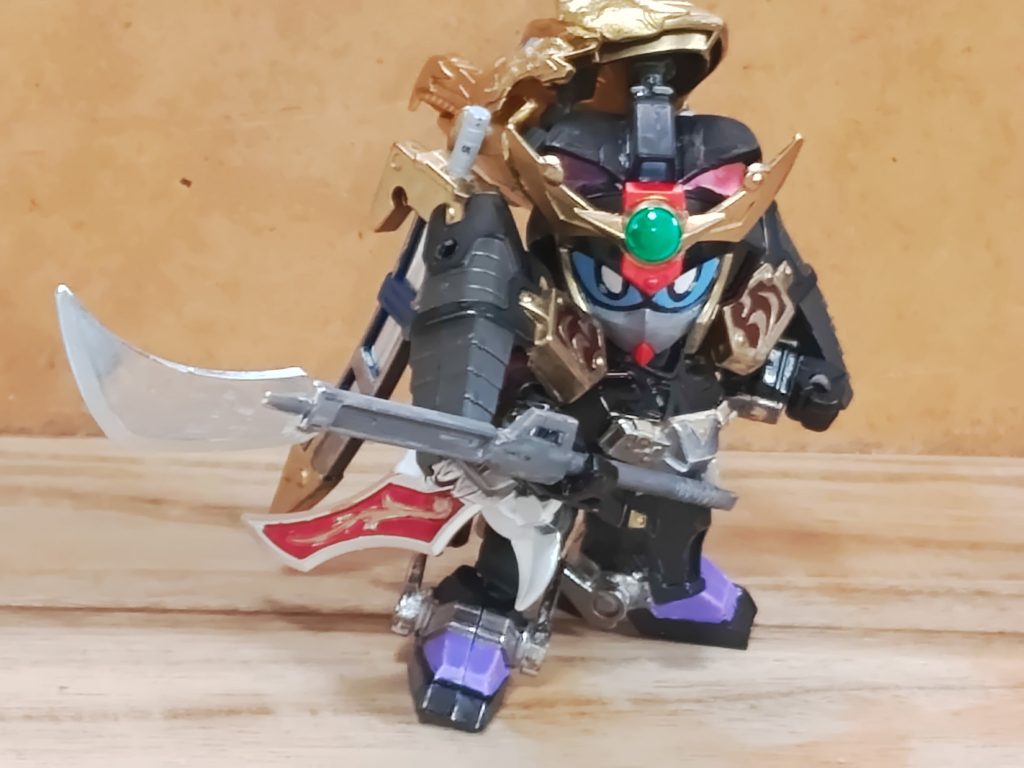 長刀「芭空（バクゥ」。彼女本人は刀での戦いを得意としているが、女故のパワーの少なさを補うために使っている。かなり使い込まれており、所々がボロボロになっているが、彼女はメンテナンスを続けながら使い続けている。劉備ガンダムの妻・孫尚香ガーベラの技である「華天楼」を主に実践しているが、それもあってかなり損傷も早めている。