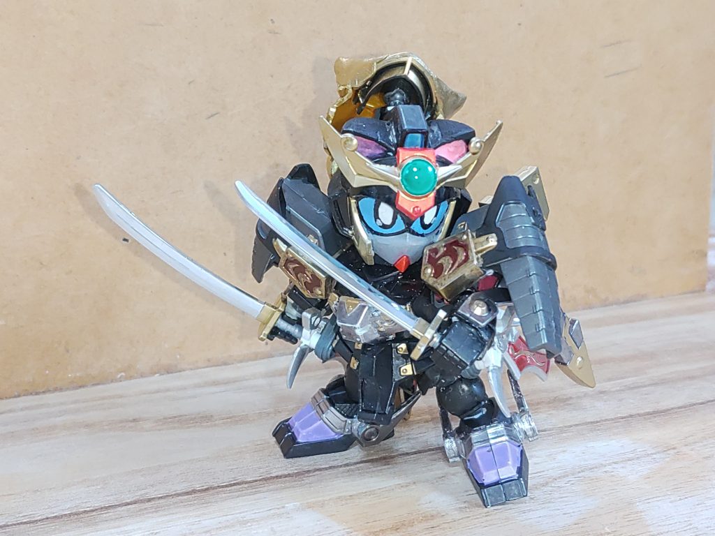 背中に携える刀は右が「琉思依（ルーシェ」、左が「思依断（シェダー」。二刀流になったのは新鋭の影響もあったが、同時に「二振りあった方がバランスが良い」、「他の武器と併用も出来る」という理由からでもある。こちらを使った必殺技は後述の変幻形態を用いて敵のゼロ距離まで近付き、隙を突いて両断する「狼牙弩轟斬（ロウガドゴウザン」。