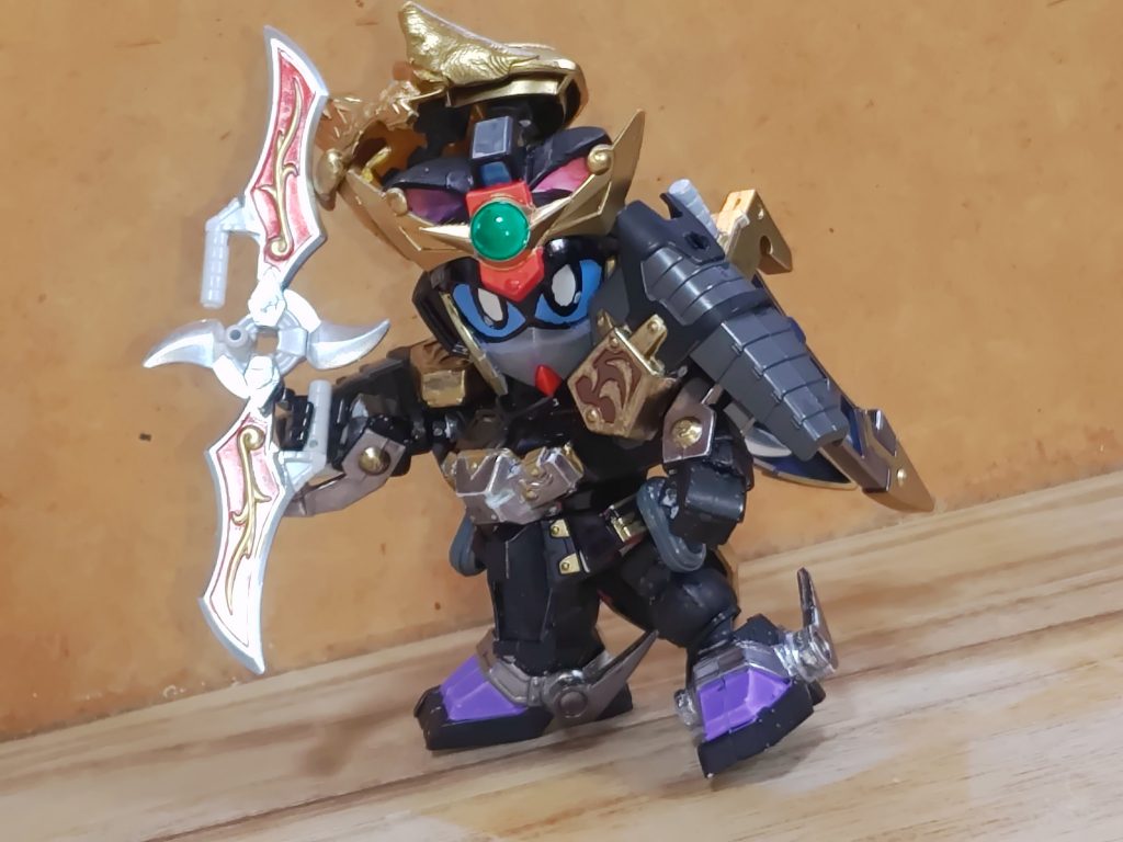 腰には祝融ガンダムの主要武器を模した「夜叉撃剣・凛爪式」を携える。彼女は分離したまま使う事もあるが、連結して手裏剣のような投擲武器としても使っている。この武器を用いた必殺技は劉備ガンダムの妻・孫尚香ガーベラの技を自己流にアレンジした、これを高速回転させたまま敵目掛けて放つ「牙天楼（ガテンロウ」。