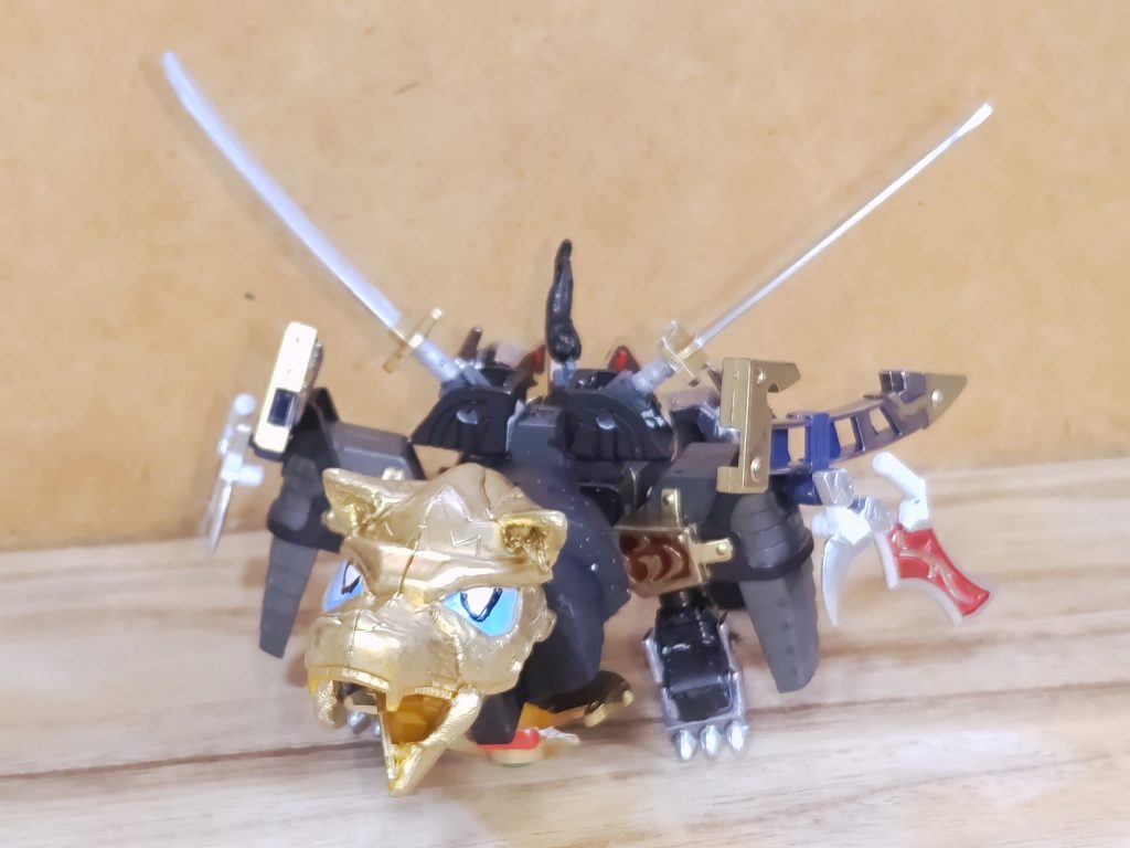 「這運堵（ハウンド）形態」に変身出来、高速で地上を、そして水上をも駆ける（因みに泳げない）。この形態では、風を纒いながら走り、その風をも刃と化して周囲の敵を斬る「狼牙進裂斬（ロウガシンレツザン」が必殺技となる。