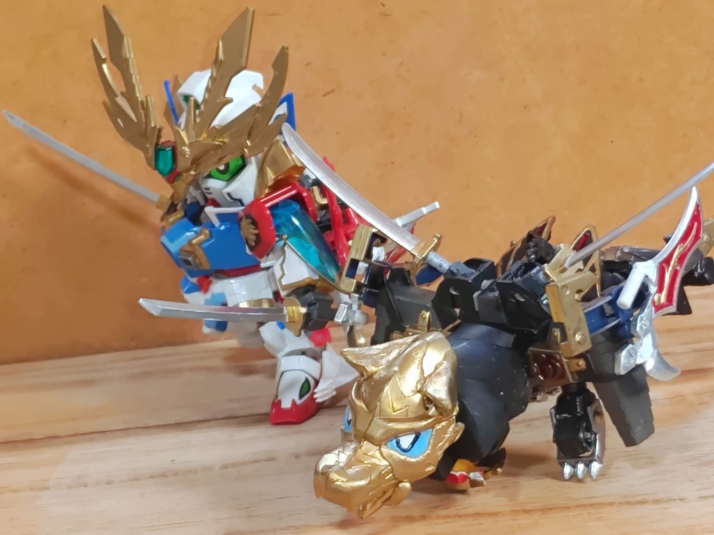 兄貴分であり、空中戦を得意とするメンバーの一人でもある新鋭頑駄無とフォーメーションを組む事で、隙の無い攻撃を繰り出す事が出来る。合体技は、新鋭が空中から、彼女が地上から敵に突貫して敵を両断する「天地繚乱斬（テンチリョウランザン」。