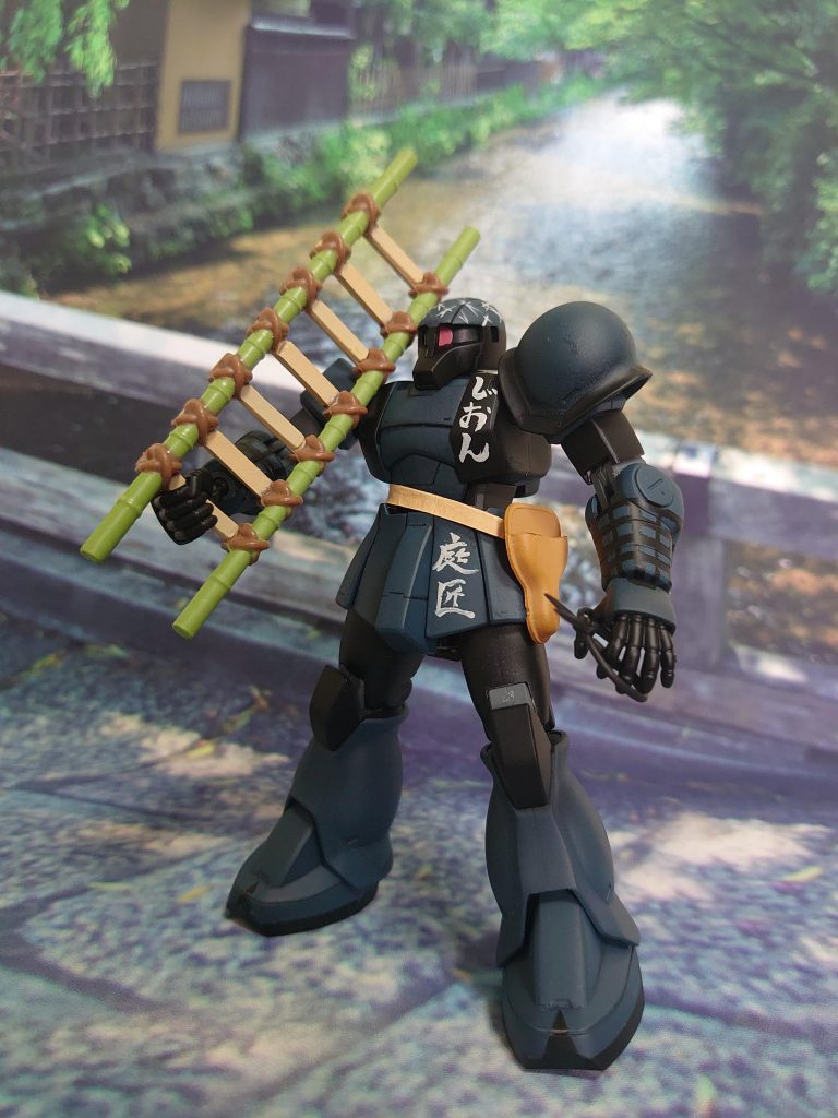 竹製の梯子(イマドキあまり使いませんが)と、剪定鋏はミニチュア品を装備。