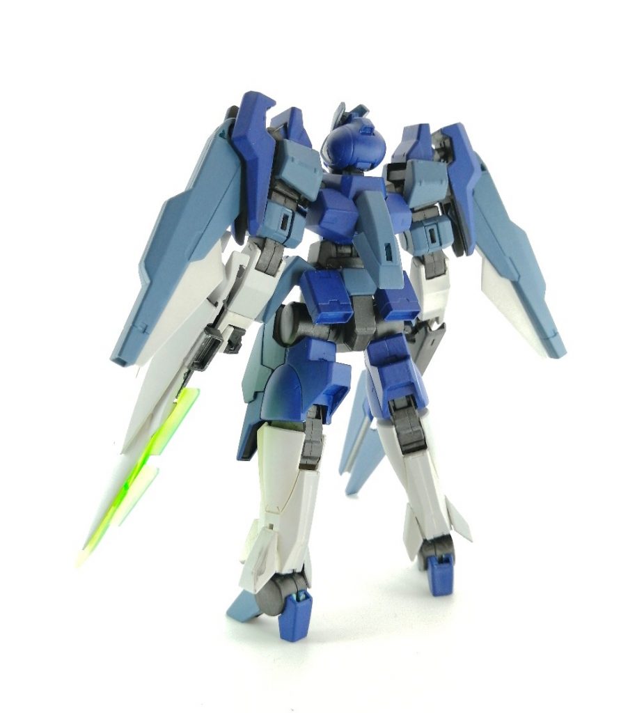 クランシェリバースは、クランシェのカスタム機のひとつとして、その強化プランをAGEシステムに提案させて作られたカスタム機です。機体コンセプトは「高火力、高機動戦闘で抵抗する隙も与えず殲滅する」で、装備の大幅な変更により主翼の位置を肩部へ変更し、両腕に装備された武器を駆使して戦います。