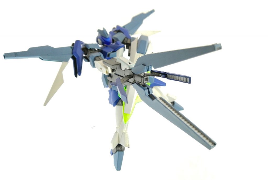 右腕に装備された「オメガシスライフル」は、ブラスティアキャノンのデータを基に作られたビーム砲です。欠点であったチャージ時間と反動の大きさを解消し、実戦に投入できるレベルになった射撃装備です。通常のビーム砲撃に加えて、バレルを展開してビームを放出する「高出力モード」に切り替えることが可能です。