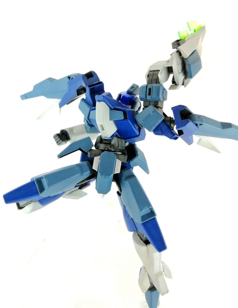 左腕に装備された「シグルレイザーシールド」は、シグルブレイドの切断力と、レイザーブレイドの質量による破壊力という、ふたつの性質を併せ持ち、シールドとしての性能も獲得した攻守一体の複合兵装です。その大きな刀身から繰り出される斬撃の威力は絶大で、あらゆる物をぶった斬ります。