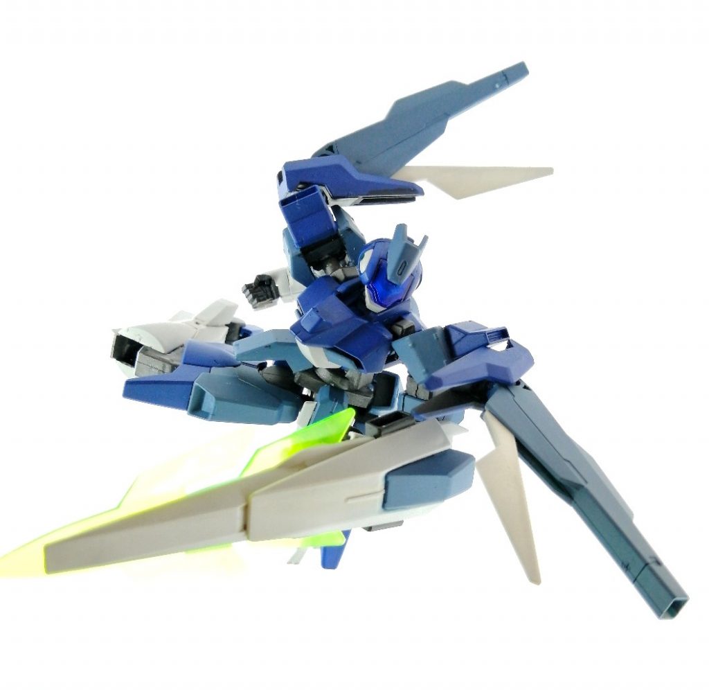 「量産機」という前提を無視するかのように提案された兵装は、高性能ながらも汎用性に乏しく小回りが利かず機体の生産コストが高いため、量産して広く運用するには到底向くものではありませんでした。「シグルレイザーシールド」に至っては、慣性を姿勢制御に利用する、というレイザーブレイドの無茶な設計思想もそのまま受け継いでいて、シールド機能を搭載したことで更に増加した重量によって、もはや運用することもままならないものでした。「攻守一体の装備なら、Cファンネルでいいのでは?」という技術スタッフの問いに、AGEシステムからの回答はありませんでした。