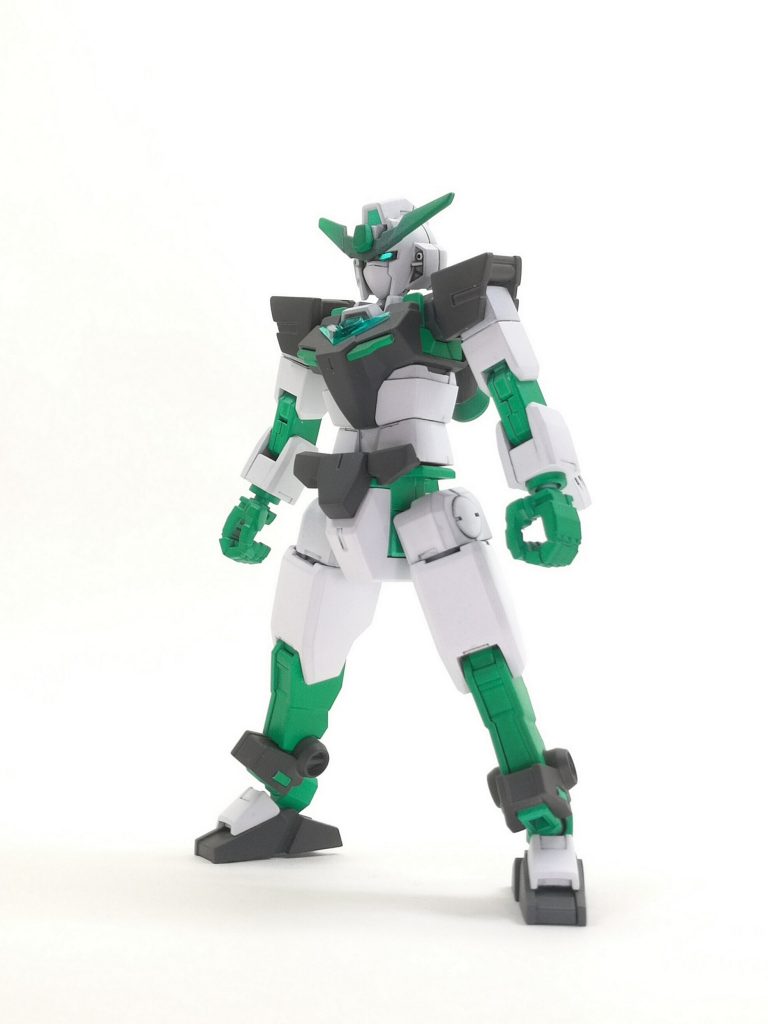 レインボーコアガンダムイメージカラーが黒なので、ニューガンダムっぽいカラーリングにしつつ、特徴的な髪色をイメージして関節を蛍光グリーンで塗装アーマーとの兼ね合いもあるので、派手すぎないようにしました