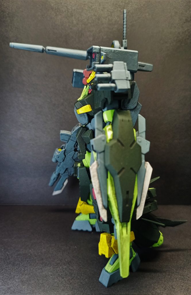 本当は「ガンダムダブルオーコマンドクアンタ/レッドショルダーターボカスタム」にしたかったのですが・・・名前が更に長くなるのでこれで良かったかもしれません（汗）塗装(トップコートつや消し以外筆塗り)濃ゆい緑→ターナーアクリルガッシュ・ジャパネスクカラー「黒緑」黄緑→ターナーアクリルガッシュ・パステルカラー「パステル グリーン」薄いグレー→ターナーアクリルガッシュ「ニュートラルグレー8」赤→ポスカ「あか」黃→ジュースペイント「イエロー」メインカメラ黒→ポスカ「くろ」武器や関節等→ターナーアクリルガッシュ「グレイッシュブルー」ウェザリング→Mr.ウェザリングカラー「マルチブラック」以上です、ご視聴ありがとうございました(以下製作工程)