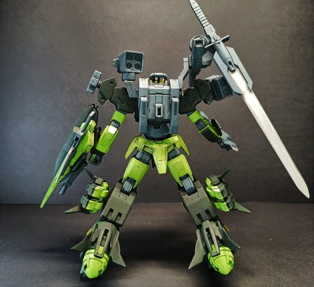 キャノンはイマイチ使い道の無かったヴィートルーウェポン付属の物を使用しましたが、途中で「どうせなら他の使い道の無いパーツも使ってしまおう」という事になり、プトレマイオスアームズのパーツも利用して「スコープドッグターボカスタム」っぽくしてしまう事になりました因みに左肩のスモークディスチャージャーはストライカージンクスの物です