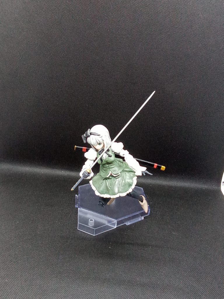 可動チェック可動域を失くさないのを目標にして作成しましたが・・作業効率向上のため腰で切断 ネオジム磁石を内蔵しましたが取り付け位置が悪かったようで股関節の可動はこれが限界