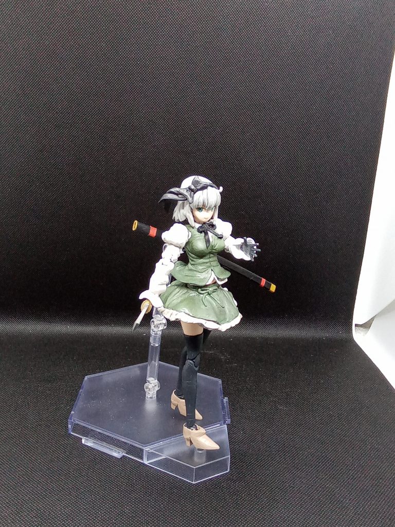 前髪はサラのパーツを使用 スミ入れの為 少し溝を彫りました顔はサラのものを使用していますが、造型が幼すぎたので大幅に削ってヤスリがけ、顎も手を加えてあります。後頭部はパテで造型似ているのでイザークも参考にしています。リボンは薄く伸ばしたパテで作る方法を知ったので実験はじめての技法にしてはわりと上手くいったんではないかな~と思っています。上着の下側とスカートも薄くしたパテを使って整形、一部レジンと瞬着で補強 これはMSに使えそうなので 次の作品に生かそうと思っています。服のシワはリューターの練習結果w足はプラモ感を消そうとした結果 すぐに外れるようになってしまったのでネオジム磁石を内蔵