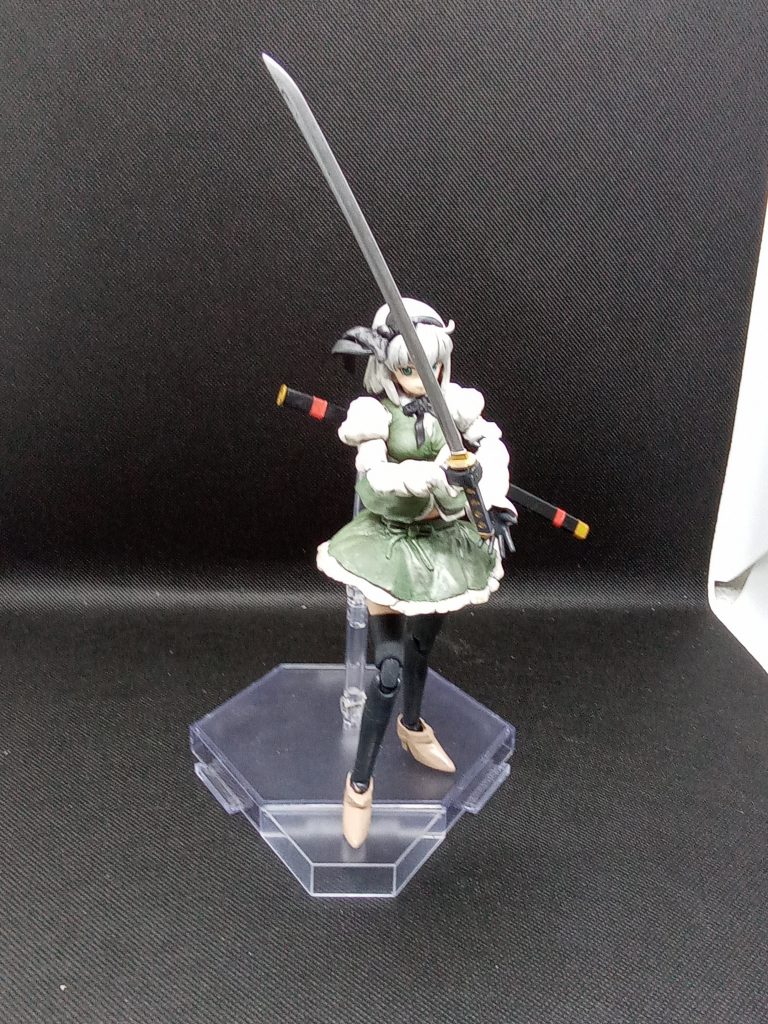 今回は可動域を(出来るだけ)失くさないように工夫しながらの習作多少はポーズがつけられるようになりました。見えにくいですがヘソ出しですw