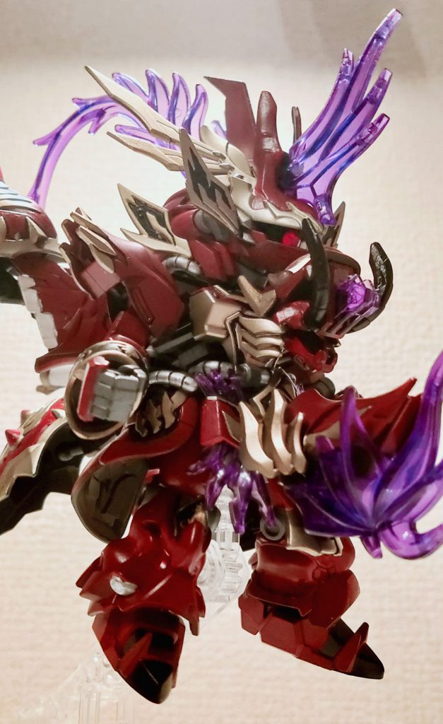 SDの体型も嫌いではないのですが、やはり呂布といえば巨躯のイメージなので、腰、足を延長して大型化、腕に関節を仕込みつつ延長して全体のプロポーションを変更しました。