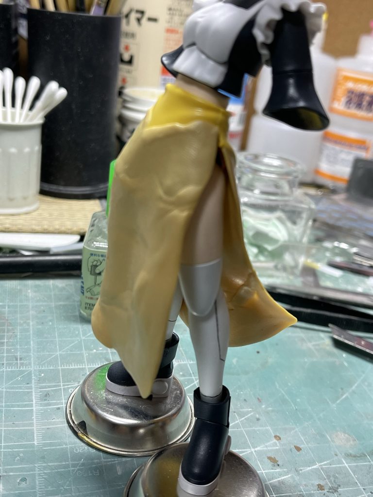 チナッガイです。GBSコンにでも出そうかな、とゆるゆる作っていましたが間に合いませんでした。遅れすぎ。それなりに手を入れて作ってたのでお蔵入りさせるのももったいなく思い、今回のコンテスト用に仕上げました。 運営さま、5周年おめでとうございます。ともすれば一人部屋に籠っての制作となりがちなこの趣味。ここで同じ趣味の方々に見てもらえることは、大いにモチベーションが上がります。このような素敵な場所を提供していただき感謝しております。今後とも宜しくお願いします。 昨今、秋葉原などの街角に立つメイドさんを見ますが、どれもスカートが短い。そんなの、お父さんは許しませんよ。メイドさんは清楚なロングスカートしか認めない原理主義派なのです。ということで今回一番のキモはロングスカート化。地道にエポキシパテで作ってます。近道は無い。ブーツもショート化しましたが、これは単なる趣味です。