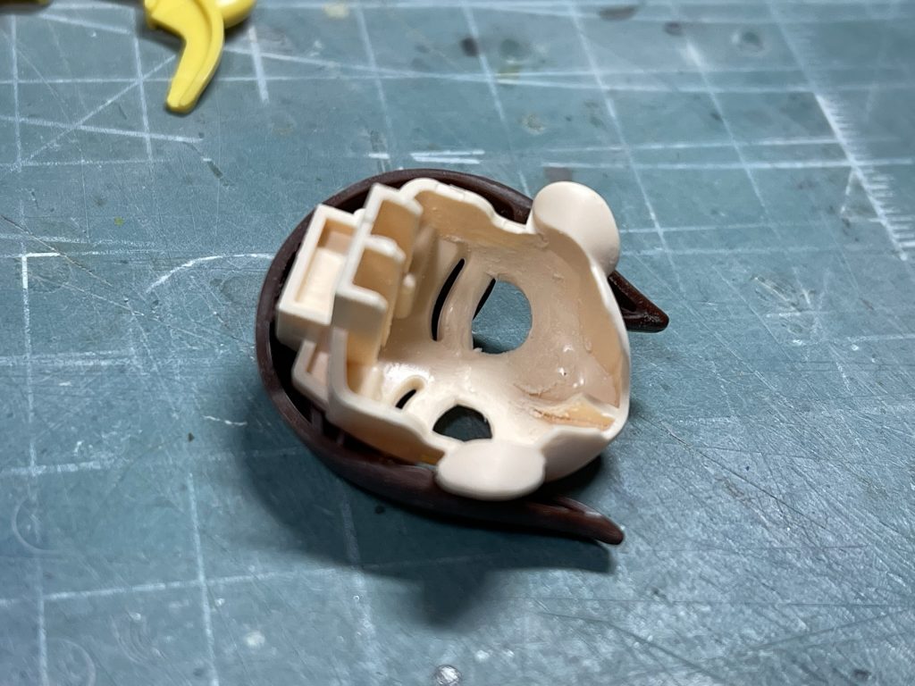 モビルスーツというよりドールなので、顔は頑張って作ります。アイホールは大きくして、裏から8mmのドールアイを組み込みます。眉毛と口はパテ埋めし表情変更。塗装はラスキウスを初めて使ってみました。エアブラシ必須で、かなり細かいエアーと塗料濃度のコントロールが必要でした。やはりフィギュア塗装は難しいです。