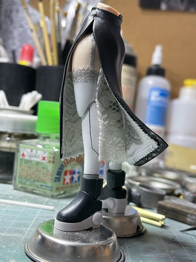 ソックスの縁にもシルバーのビニルシール。細く切ったシールを縦に貼りガーターベルトとしました。 黒いスカート内側の縁にもビニルシールで刺繍表現。 スカートの下、ちょっとだけフリルが見えてる所もポイント。